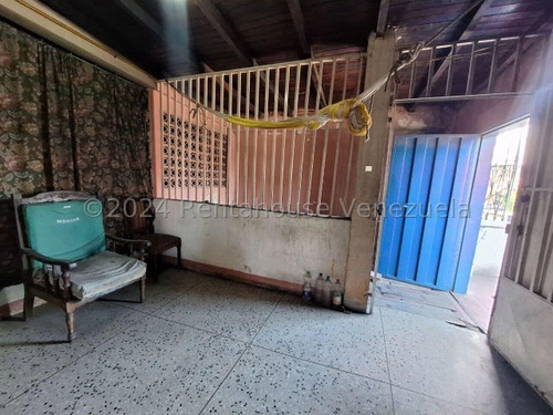 Raiza Suarez Vende Sensacional Edificio Comercial, Excelente Ubicación En El Este De Barquisimeto,- 2 5 4 5 6-, Excelente Zona Comercial, Posee Amplio Local, Oficinas, Baño, Y Apto Super Completo!!!!