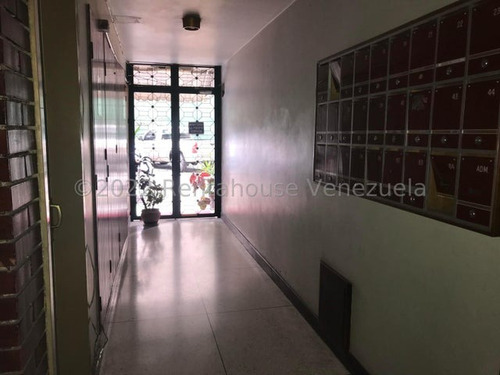 Lindo Apartamento En Excelente Zona Listo Para Mudarse La Trtinidad 23-19389 - Jca
