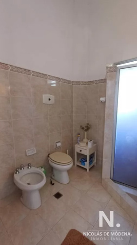 Vende Casa En Zona Comercial En Lugano - Punta Del Este
