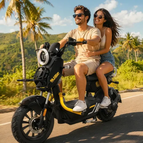 Casal sorridente em scooter elétrica HDJ Plus preta e amarela, pilotando em estrada costeira com palmeiras e céu azul claro.