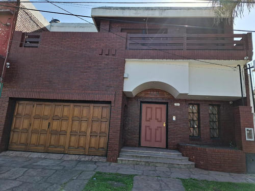 Casa En Venta - 4 Dormitorios 4 Baños - Cochera - 300mts2 - Ituzaingó