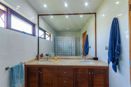 Casa En Venta De 8 Dorm. En Colina