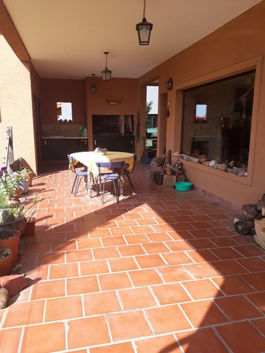 Hermosa Casa 5 Amb Con Piscina Sobre Lote De 980 M2 Barrio 2 Plantas Santa Rita