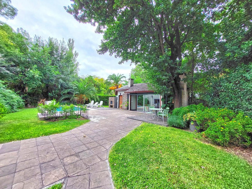 Chalet De Dos Plantas. Excelente Ubicación.