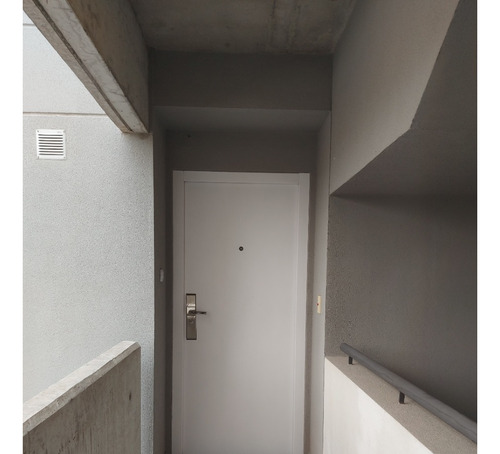Departamento En Alquiler Dos Ambientes Listo Para Habitar, 3° Piso, Con Entrada Para Auto Descubierta. Larrea 1128, Quilmes Oeste.