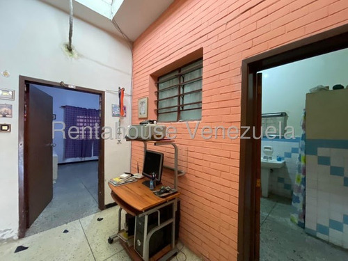 Casa Amplia Para Remodelar Potencial Para Negocio Ubicada Estrategicamente En Avenida Con Alto Tráfico Vehicular. Rah 25-16456