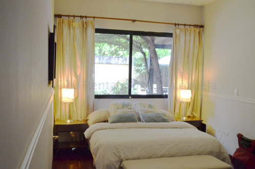 En Venta Encantador Apartamento En Planta Baja En Los Samanes Jb