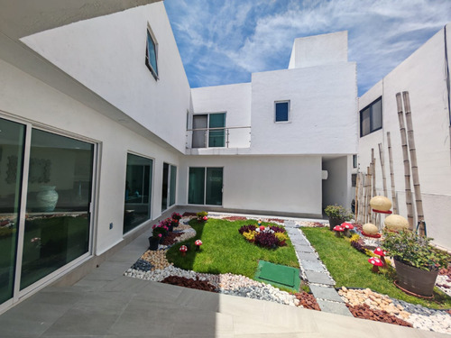 Residencia Semi Nueva Esquina, De Autor Diseño Unico Acabados De Lujo 3niv 3master Suites Una En Pb, Espacios Amplios, Iluminada, Doble Altura, Delante De Ikani Garantia De Inversion.