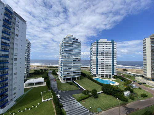 Imagen 1 de 24 de Venta De Apartamento De 2 Dormitorios En Edificio Torre Marina Punta Del Este