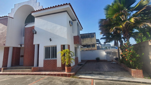 Townhouse En Venta De 134m2 En La Urbanizacion Las Clavellinas - Trigal Norte - Valencia, Carabobo. Rv*