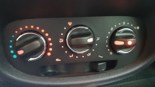 Imagem 4 de 11 de Renault Clio 2016 1.0 16v Expression Hi-power 5p