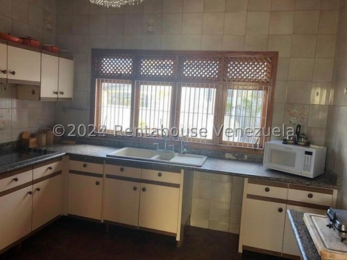 Tg Excelente Casa En Venta En Santa Paula Con Terraza Y Hermosa Vista, Calle Cerrada. 24-28413 Ys