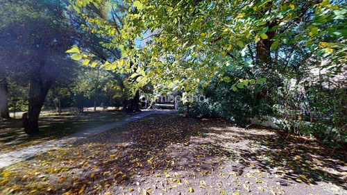 Casa Chalet En Venta O Permuta Ubicado En Parque Leloir, Ituzaingó, G.b.a. Zona Oeste