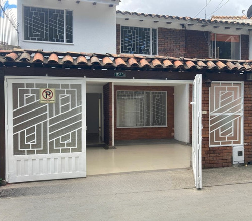 Casa De Dos Niveles Ubicada En Un Buen Sector Residencial