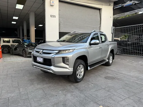 Mitsubishi L200 2.4 Cabina Doble 4x2 Mt