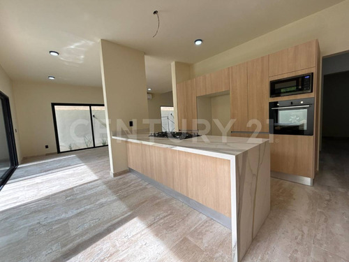 Residencia De Lujo En Vía Cumbres Con Amplios Espacios Y Exclusividad