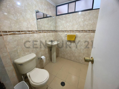 ¡amplia Casa En Arriendo 6d + 3b + Jardín + Quincho En ...