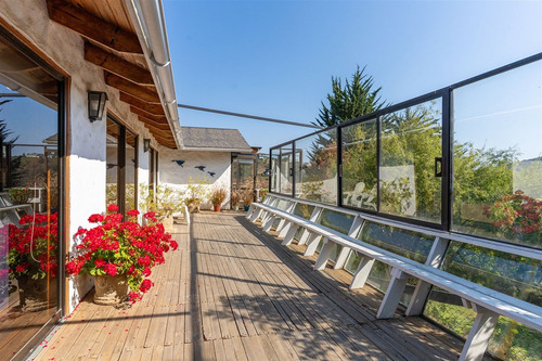 Cómoda Casa Con Distintos Ambientes Interiores Y Exteriores