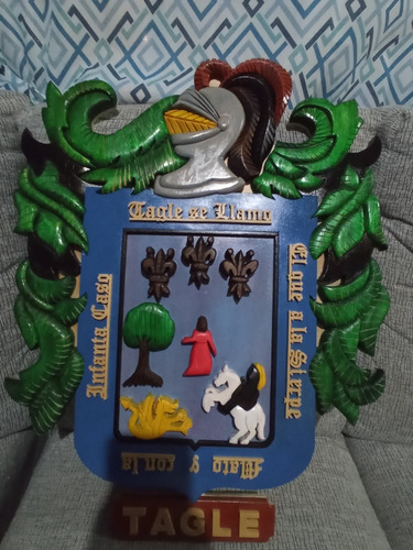 Escudo De Armas De Apellidos De 55 Cm En Madera Tallada.