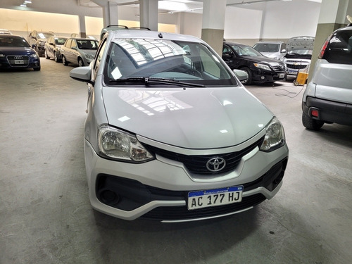Imagen 14 de 18 de Toyota Etios 2017 1.5 X Famaautos