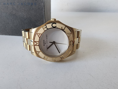 Imagen 3 de 7 de Reloj Marc Jacobs Blade Dorado Mbm3126 Con Caja
