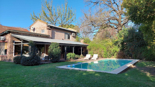 Venta- Casa Enorme Con Jardín Y Pileta, Hurlingham