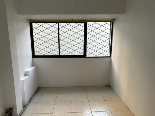 Amplio Departamento De 145 M2 Ofrece El Equilibrio Perfecto Entre Espacio, Ubicación Y Estilo Clásico.