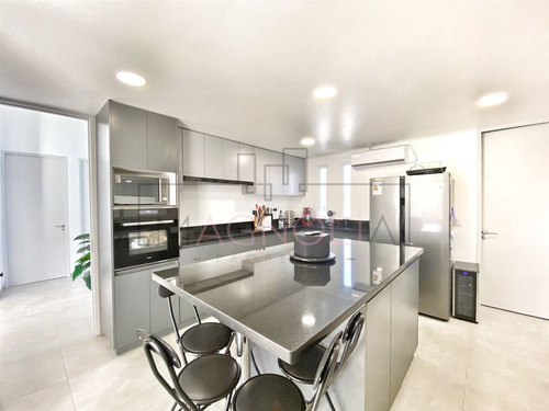 Casa En Arriendo De 5 Dorm. En Colina