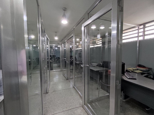 Se Venden 2 Locales Comerciales En La Avenida Bolívar Sur ( Av. Las Ferias) En El Edificio Impera . Minerva K