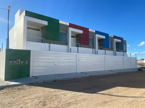 Lindos Sobrados De Alto Nível, Com Garagem Para 2 Carros, 3 Quartos Sendo 1 Deles Suíte, 3 Banheiros E Cozinha Integrada Com Sala.