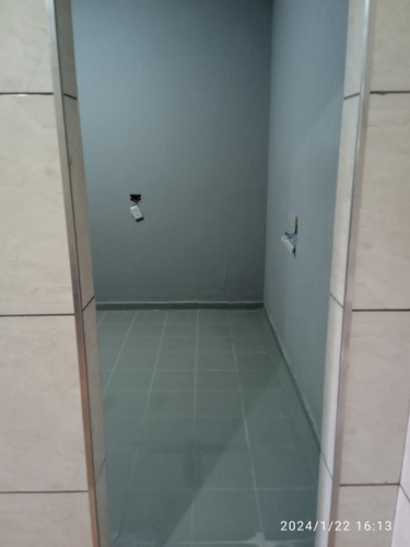 2 Casas Individuais A Do Fundo Com 4 Cômodos E Lavandcômodos