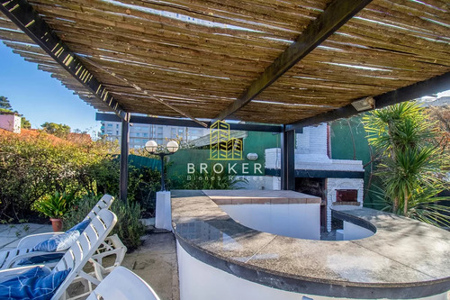 Venta De Casa 4 Dormitorio Con Piscina Climatizada Playa Mansa. . Punta Del Este, Uruguay.