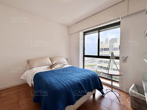 Apartamento De Cuatro Dormitorios Y Dependencia En Venta, Punta Del Este.