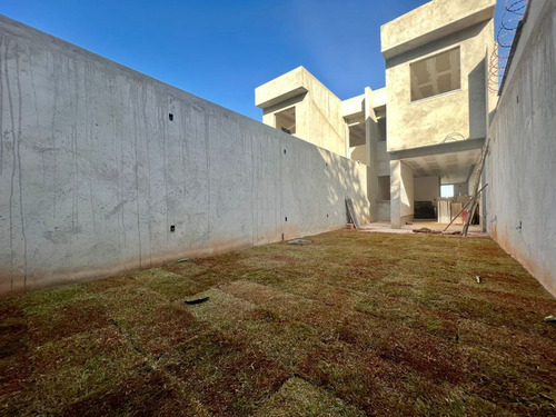 Imagem 7 de 22 de Ótima Casa Triplex De 3 Quartos No Xangrilá ! - 4208