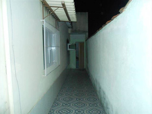 Imagem 2 de 13 de Casa Isolada 02 Dormitorios Jardim Rio Negro Sao Vicente Com Estrutura Para Sobrado Garagem Para 02 Autos Muito Bonita Esta Casa Próximo Ao Mercado Cuca (antigo) Venha Conferir. - Hm1439
