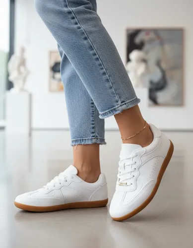 Pessoa usando tênis casual Vizzano branco com jeans em ambiente iluminado