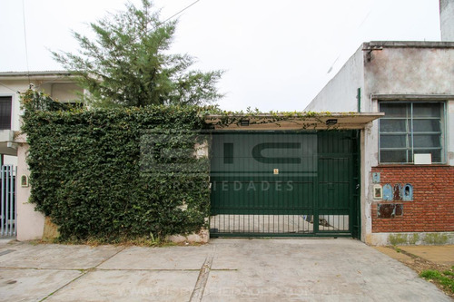 Imagen 2 de 11 de Deposito Sobre Dos Lotes - Venta - Munro