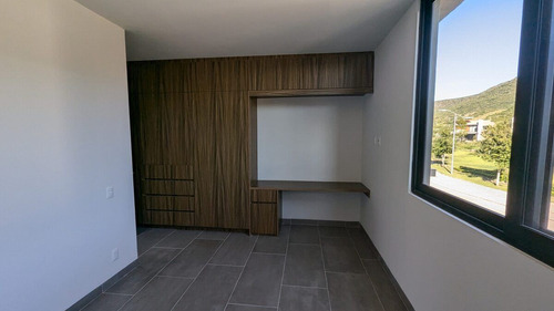 Hermosa Casa En Altozano, 4 Recámaras, 4 Baños Completos, Cto Servicio Con Baño