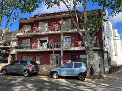 Apartamento En Barrio De Capaurro, Montevideo, Amplio 2 Dormitorios Con Gran Patio Y Parque