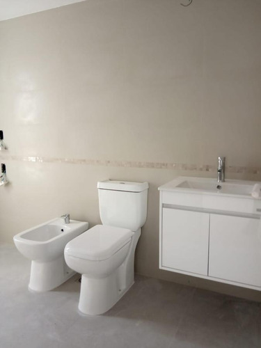 Apartamento 1 Dormitorio Primer Piso Al Frente, Terraza, Parrillero