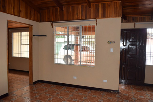 Imagen 18 de 20 de Casa En Heredia, San Rafael En El Centro, Zona Muy Segura Y Tranquila, Cuenta Con 3 Habitaciones Y Oficina, En El Primer Piso Tiene 1 Habitación Y La Oficina