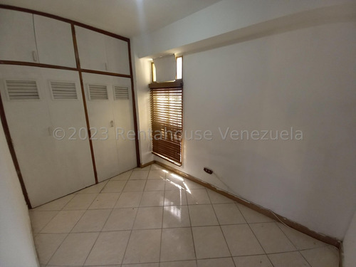 Amplio Y Comodo Apartamento Para Diseñar A Su Estilo Con Detalles Mediterraneos En Piedra Y Madera, Con Excelente Ubicacion Zona Norte De La Gran Valencia, Piso Medio, Edificio Conservado