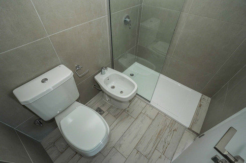 Venta Departamento De 1 Dormitorio A Estrenar. Con Balcon. Av. Pellegrini Al 4000.