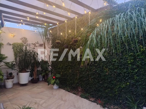 Casa En Venta En Condominio Con 3 Habitaciones Y Una En Pb, Tiene Jardín Y Amenidades En San Isidro Juriquilla