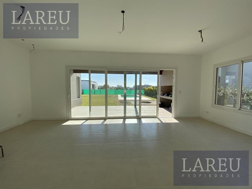 Imagen 4 de 17 de Casa En Venta - Santa Elena, Pilar Del Este