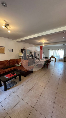 Se Vende Hermoso Chalet En Villa Bosch!!!! Frente A La Plaza Del Pio Xii