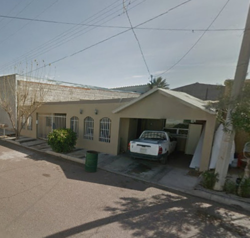 Casa De Un Nivel Con Excelente Ubicacion, Cuenta Con Patio Trasero