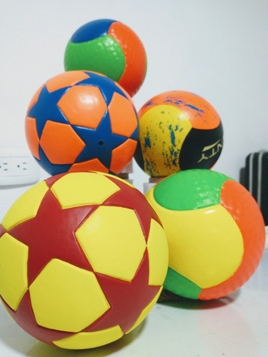 Cancha De Fútbol Para Niños Con Balón