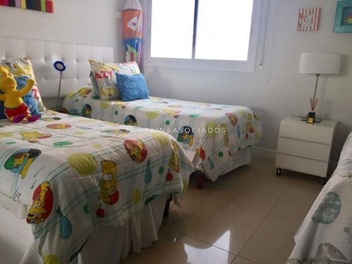 Departamento De 2 Dormitorios En Torre Aquarela, Mansa, Punta Del Este-ref:745