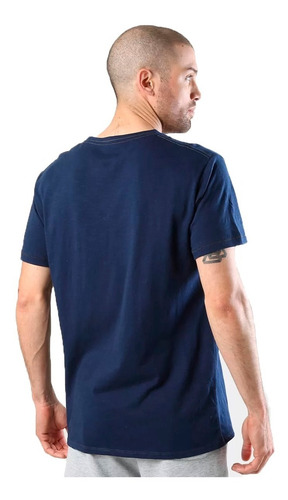 Imagen 2 de 3 de Remera M/c Converse Lifestyle Hombre Pocket Azul Cli